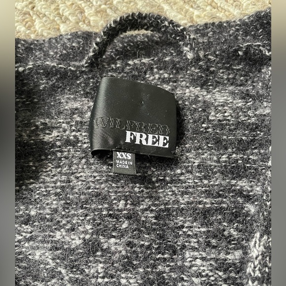 Aritzia cozy dark heather grey sweater - Picture 3 of 5